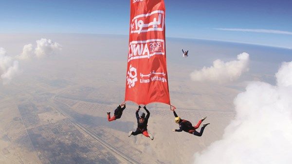 قفزة 13000 قدم تبهر جمهور قرية ليوا