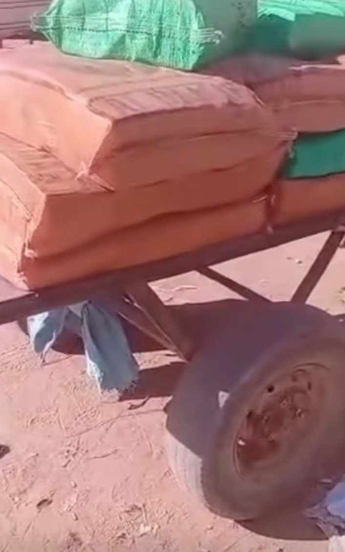 شاهد بالفيديو.. رجل سوداني يثير ضحكات الآلاف ببخله الشديد.. قام بإستئجار “كارو حمار” ليحمل عليها أمواله التي اقتربت من الترليون جنيه بدلاً من شحنها على سيارة حرصاً على تقليل التكلفة