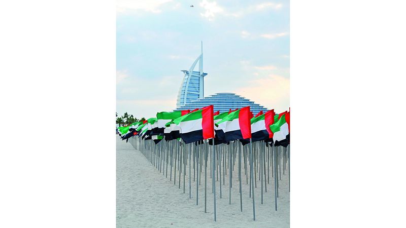 الامارات | 1000 عَلَم إماراتي على الشاطئ