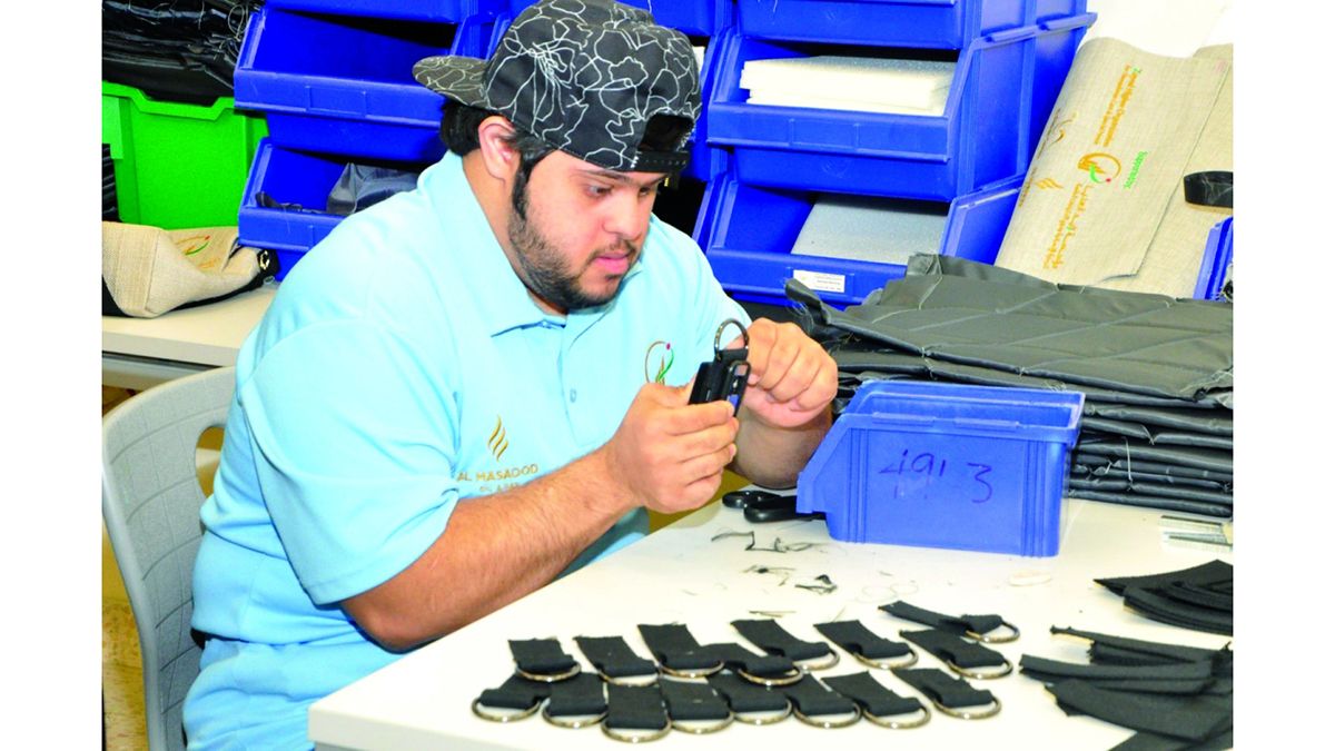 الامارات | بالزهور والشوكولاتة والأطراف الاصطناعية.. ذوو همم يشاركون في مهرجان زايد