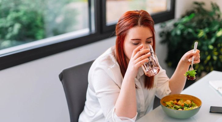 الامارات | ما أهمية شرب الماء أثناء الأكل؟