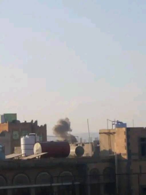 إسرائيل تستهدف ثلاثة منازل يتواجد فيها قيادات حوثية بالقرب من مطار صنعاء وسقوط قتلى وجرحى