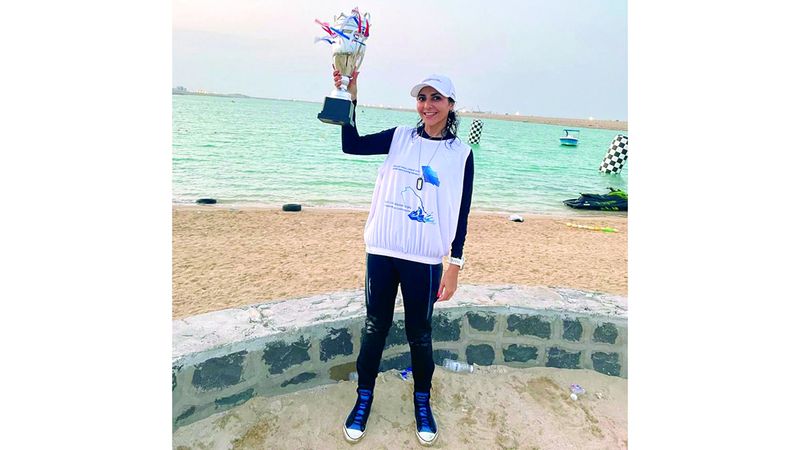 الامارات | متسابقة سعودية تشارك  ببطولة الإمارات للقوارب الخشبية في خورفكان