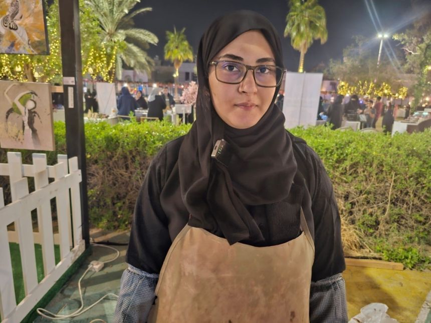 من ”الطين إلى الخزف“.. فنانة تشكيلية تكشف مراحل صناعة الفخار