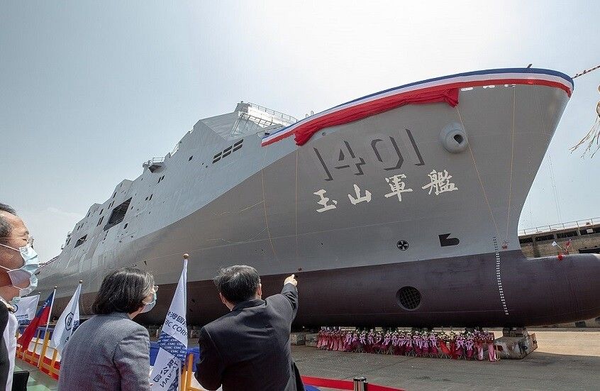 الصين تطلق أول سفينة إنزال في العالم تقلع منها مقاتلات