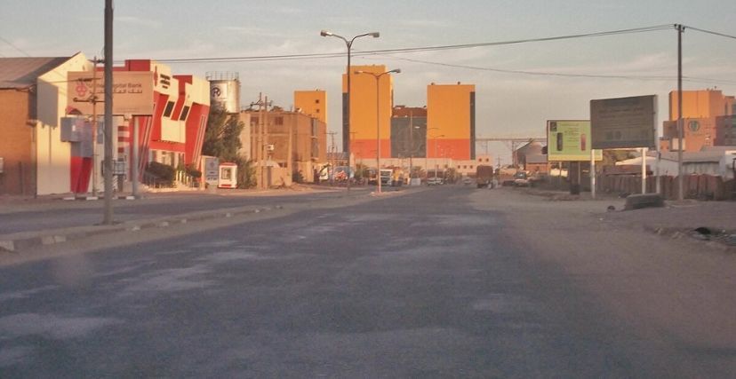 شاهد بالفيديو.. صحفي سوداني يقوم بجولة في شوارع بحري بعد سيطرة الجيش عليها ويؤكد: (بحري افضل حال من أمدرمان، من حيث الخراب والدمار ومنازلها حافظت على شكلها وأبوابها مغلقة)