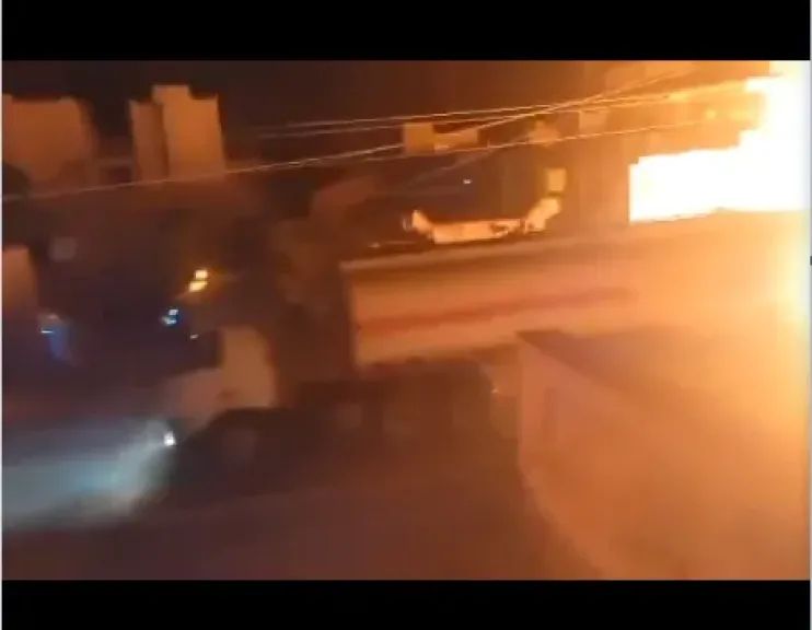 شاهد .. سائق قاطرة نفط يجازف بحياته لإخراج شاحنته التي تحترق من سوق في الجوف
