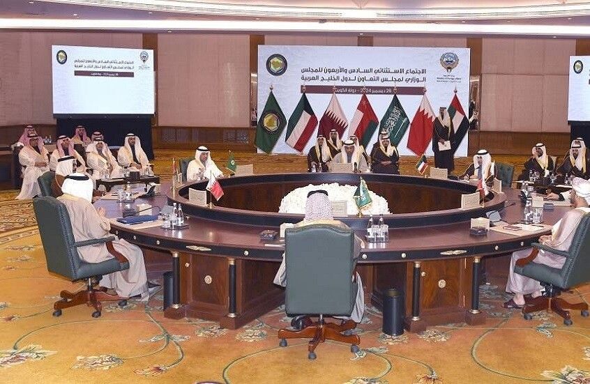 الخليج اليوم .. التعاون الخليجي يرفض التدخل الخارجي في شؤون سوريا ويطالب برفع العقوبات عنها