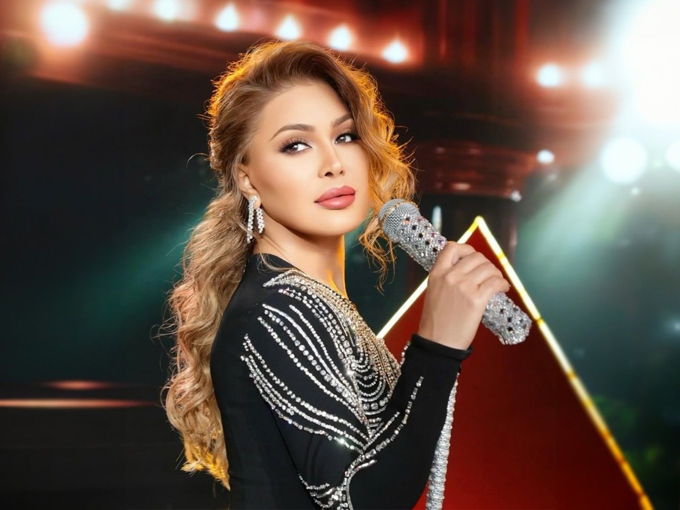 أجمل تسريحات الشعر التي تليق بفساتين سهرة رأس السنة.. على طريقة النجمات