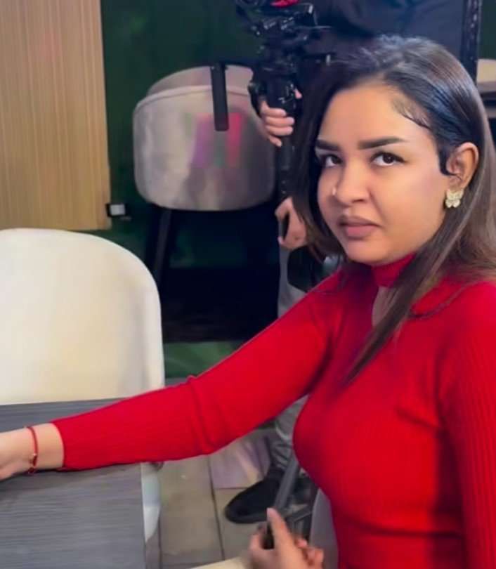 شاهد بالصورة والفيديو.. الفنان عثمان بشة يلتقي بحسناء فائقة الجمال في (جو جبنة)