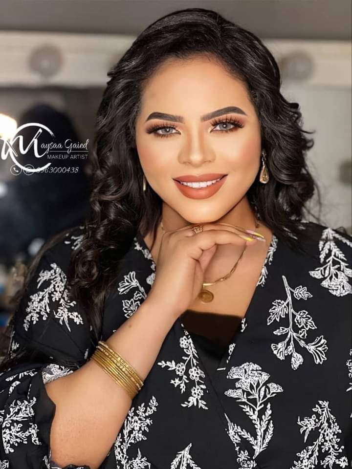 شاهد بالفيديو.. وسط حضور كبير ضاقت به جنبات القاعة.. الفنانة منال البدري تحيي حفل زواج بمدينة عطبرة