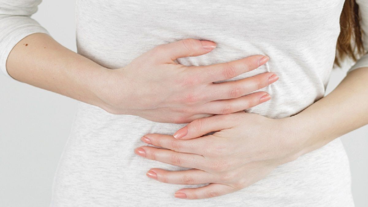 الامارات | أسباب الإحساس بآلام في الجزء العلوي من البطن بعد الأكل.. متى تستدعي استشارة الطبيب؟