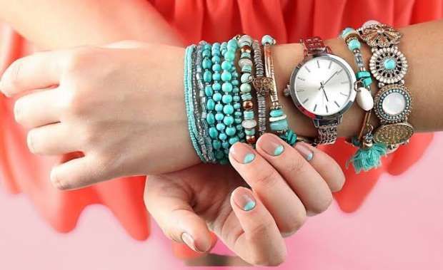 كيفية تنسيق الإكسسوارات مع الملابس الشتوية.. تألقي بإطلالة ساحرة