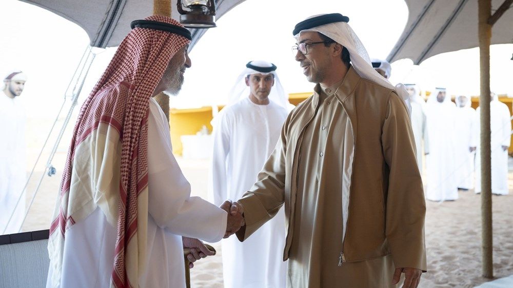 منصور بن زايد يستقبل عدداً من المواطنين في مدينة العين