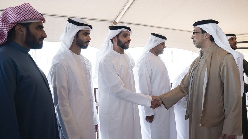 منصور بن زايد يستقبل عدداً من المواطنين في مدينة العين