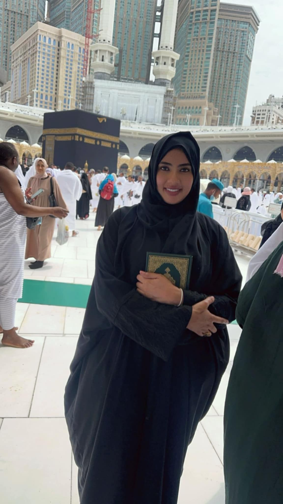 شاهد بالفيديو.. حسناء الإعلام السوداني تؤدي مناسك العمرة وتظهر أعلى جبل “أحد”