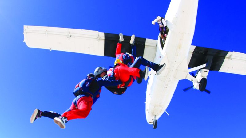 الامارات | قرية ليوا تبدأ موسم فعالياتها بعرض مبهر من السماء