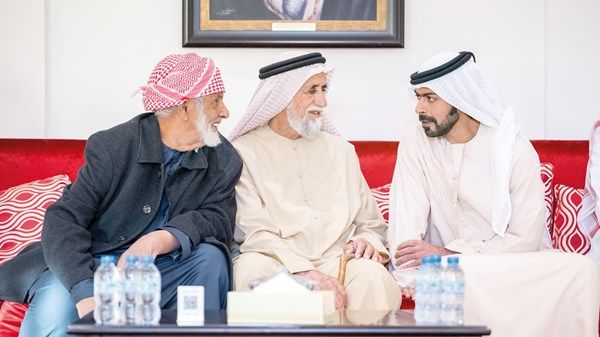 خليفة بن طحنون يُقدم واجب العزاء في وفاة سلطان عبدالله الشامسي