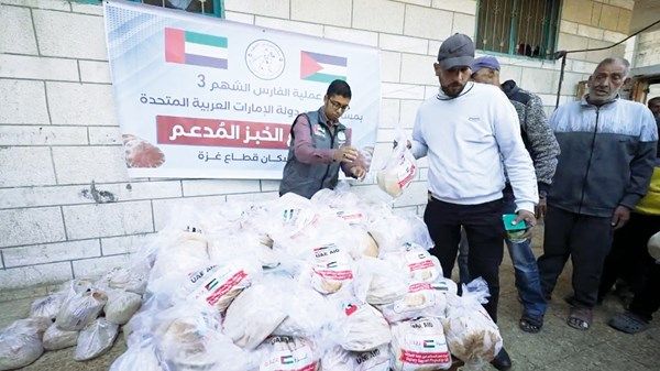 الإمارات تدعم التكيات داخل مخيمات النازحين في غزة