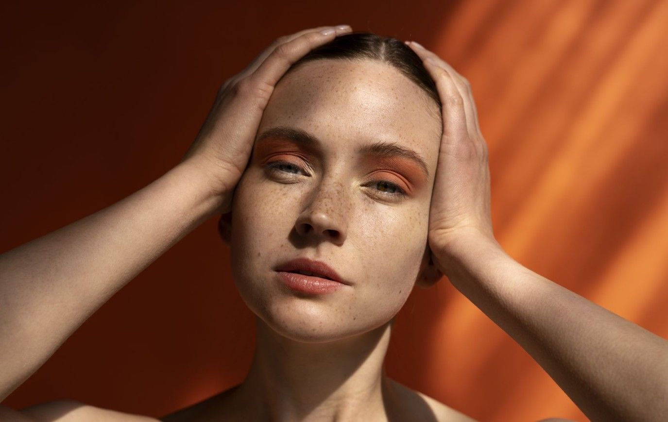 أضرار أشعة الشمس على البشرة وطرق الوقاية المناسبة.. احميها قبل فوات الأوان