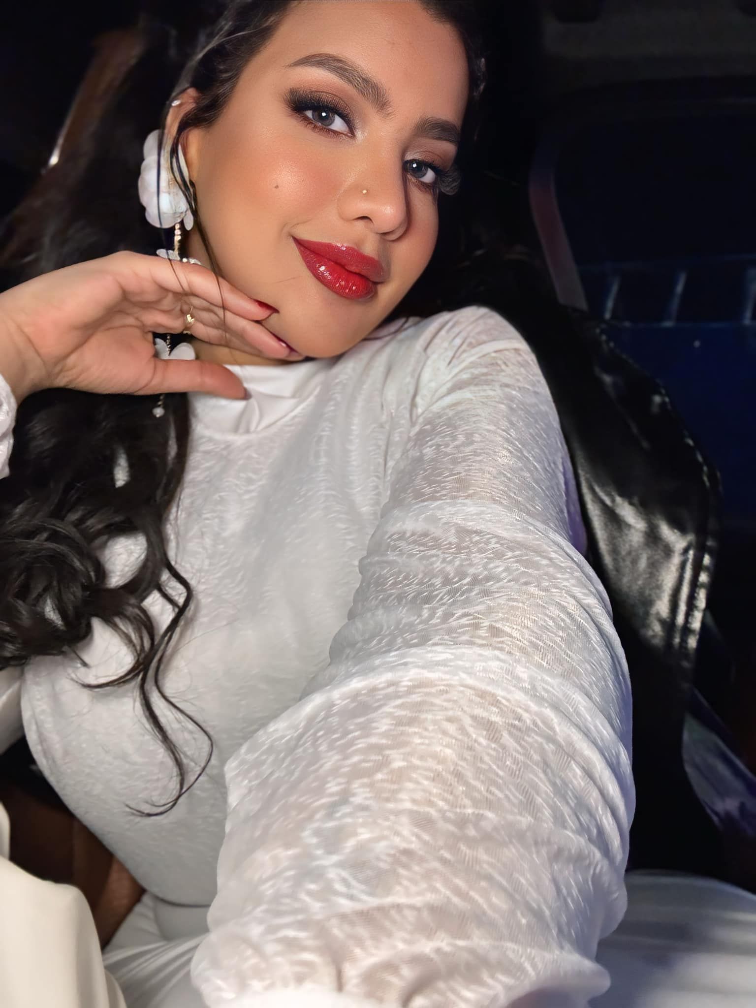 شاهد بالصور.. بالأبيض الأنيق.. نجمة السوشيال ميديا الأولى بالسودان “لوشي” تخطف الأضواء بجلسة تصوير ملفتة واللوايشة: (ربنا يحفظك لينا من تجار البصل)