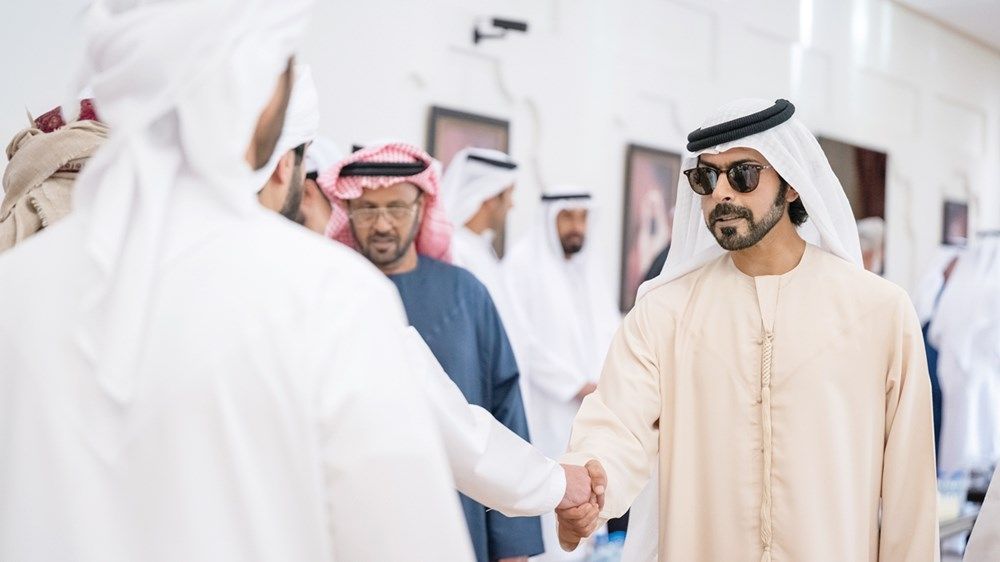 خليفة بن طحنون يُقدم واجب العزاء في وفاة سلطان عبدالله الشامسي