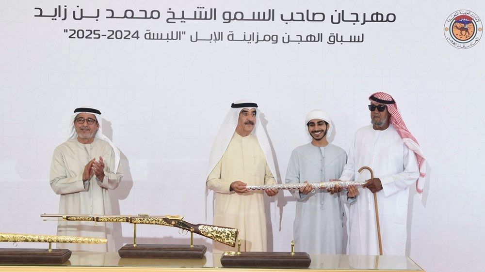 حاكم أم القيوين يشهد اليوم الختامي لمهرجان محمد بن زايد لسباقات الهجن ومزاينة الإبل