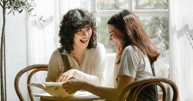 طالع الأبراج: 3 أبراج بتحب ترغى وتبدأ يومها بمكالمة صباحية أو قعدة مع الأصحاب