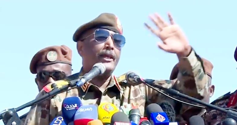 شاهد بالفيديو.. مصور صحفي يفاجئ قائد الجيش و”يُقبله” في رأسه ويهتف (البرهان أمل السودان) والقائد يتجاوب معه وينفجر بالضحكات
