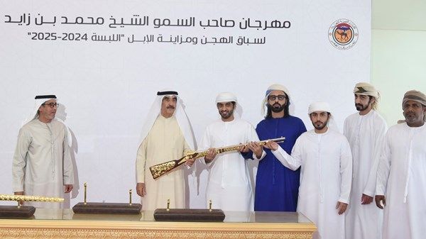 حاكم أم القيوين يشهد اليوم الختامي لمهرجان محمد بن زايد لسباقات الهجن ومزاينة الإبل