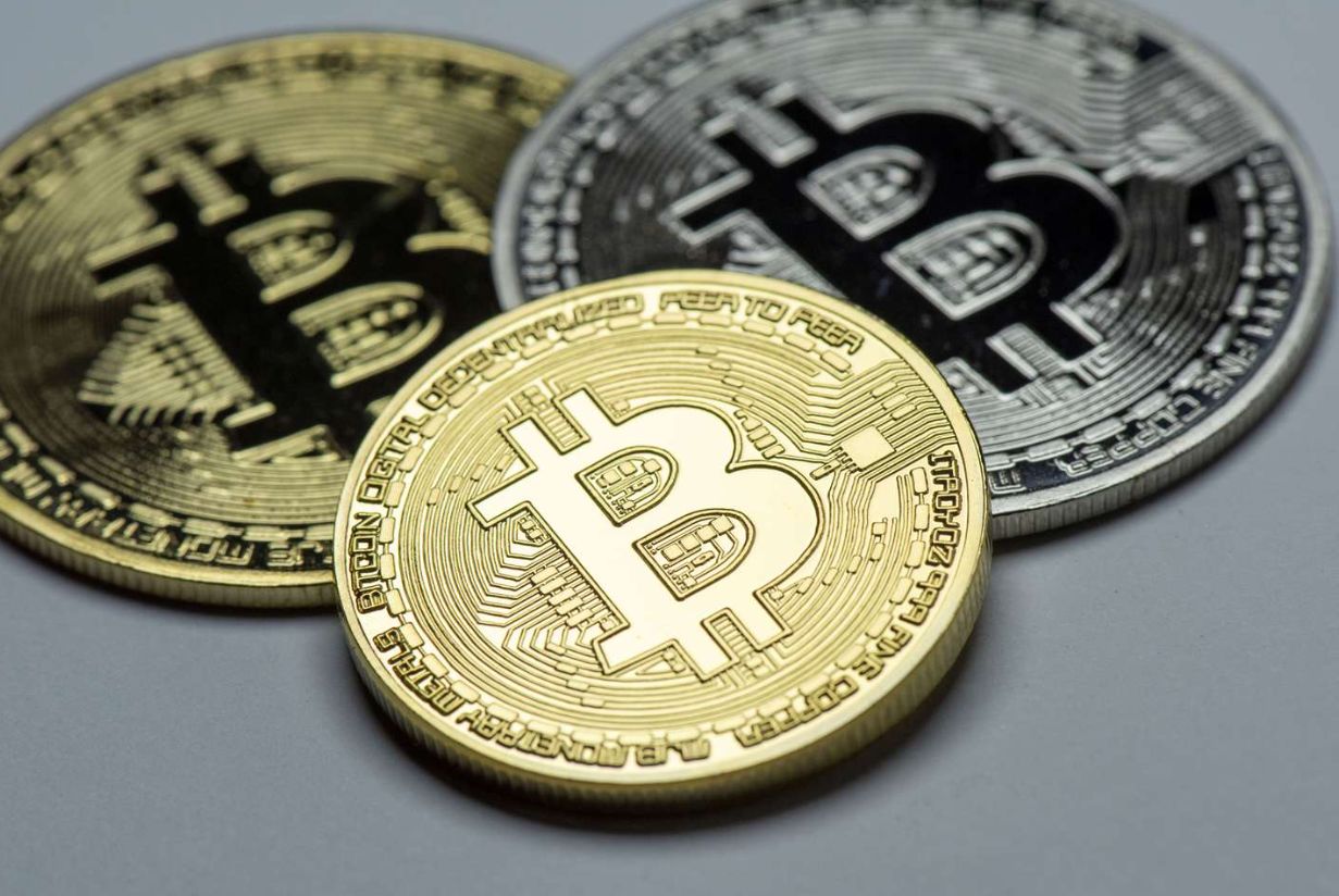 سعر البيتكوين ينخفض إلى ما دون 94 ألف دولار والريبل يتراجع نحو 2 دولار