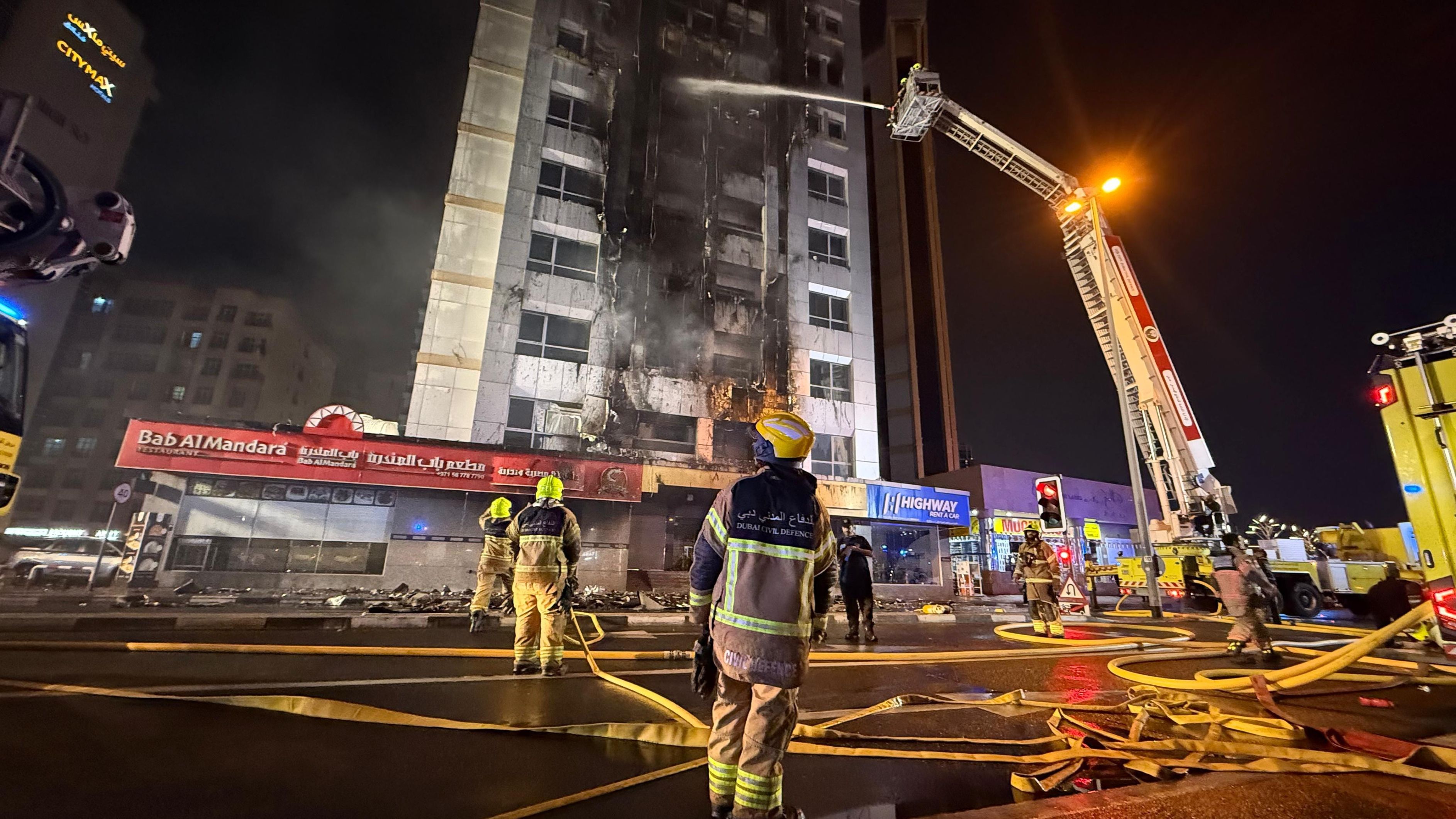 الامارات | دفاع مدني دبي يسيطر على حريق ببناية سكنية