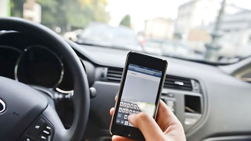 المرور: استخدام الجوال يتصدّر مسببات الحوادث المرورية في الباحة