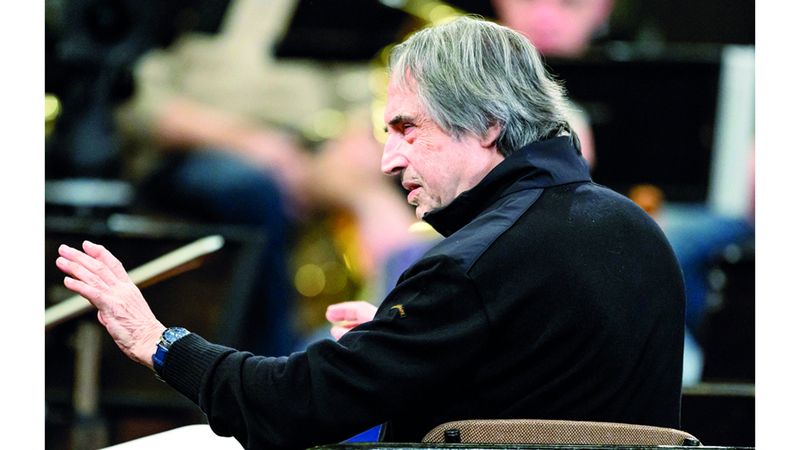 الامارات | المايسترو موتي يقود حفل العام الجديد للمرة الأخيرة