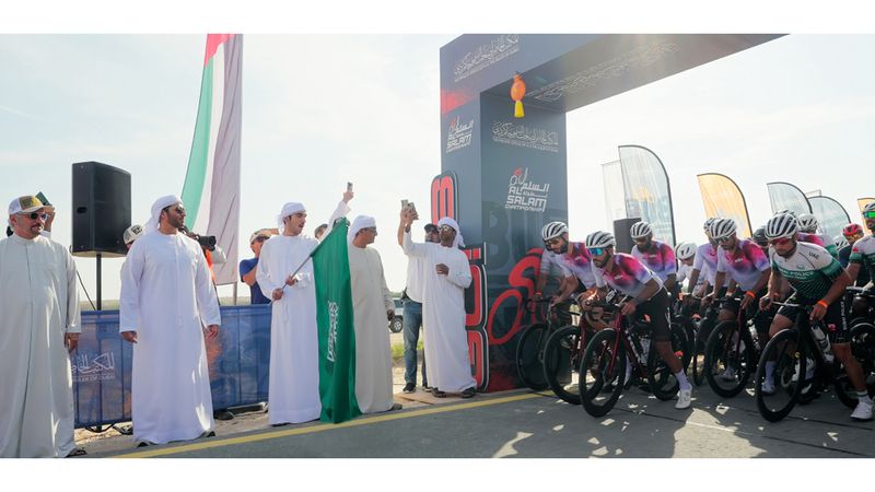 الامارات | محمد بن راشد بن محمد بن راشد يعطي شارة انطلاق سباق «سيف الشرف»