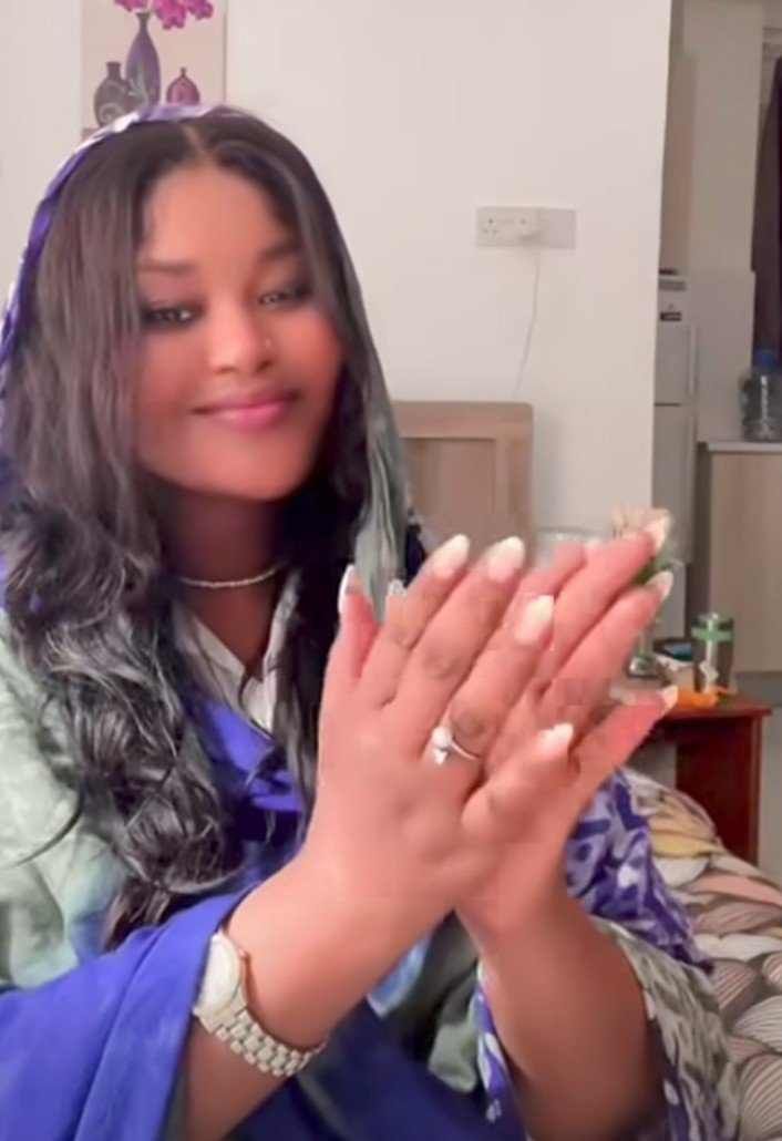 شاهد بالصورة والفيديو.. حسناء سوداني تغني وترقص بطريقة مثيرة على أنغام (كان داير البل تعال لدار حمر)