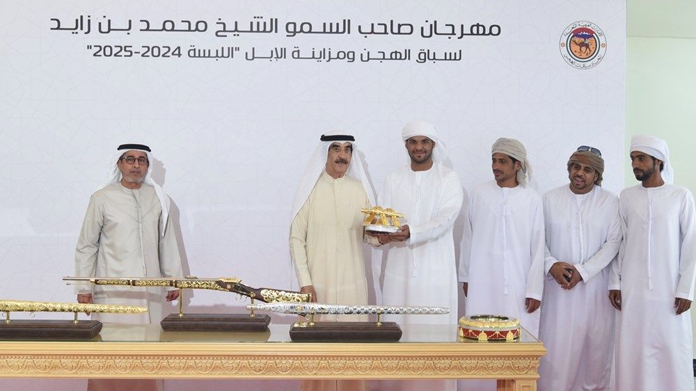 حاكم أم القيوين يشهد اليوم الختامي لمهرجان محمد بن زايد لسباقات الهجن ومزاينة الإبل