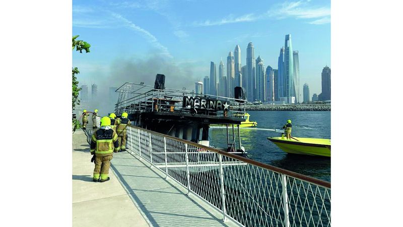 الامارات | السيطرة على حريق في قارب بمنطقة «دبي هاربر»