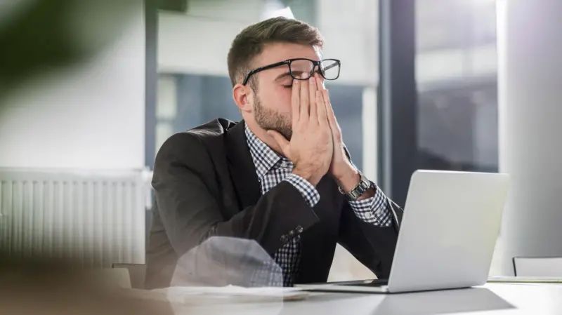 الامارات | دراسة كندية: تعرّف على المحتال من خلال طريقة وقوفه