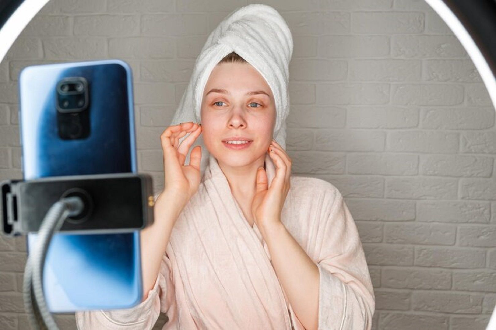 كيف يساهم الذكاء الاصطناعي في تحسين روتين العناية بالبشرة بشكل شخصي وفعال؟