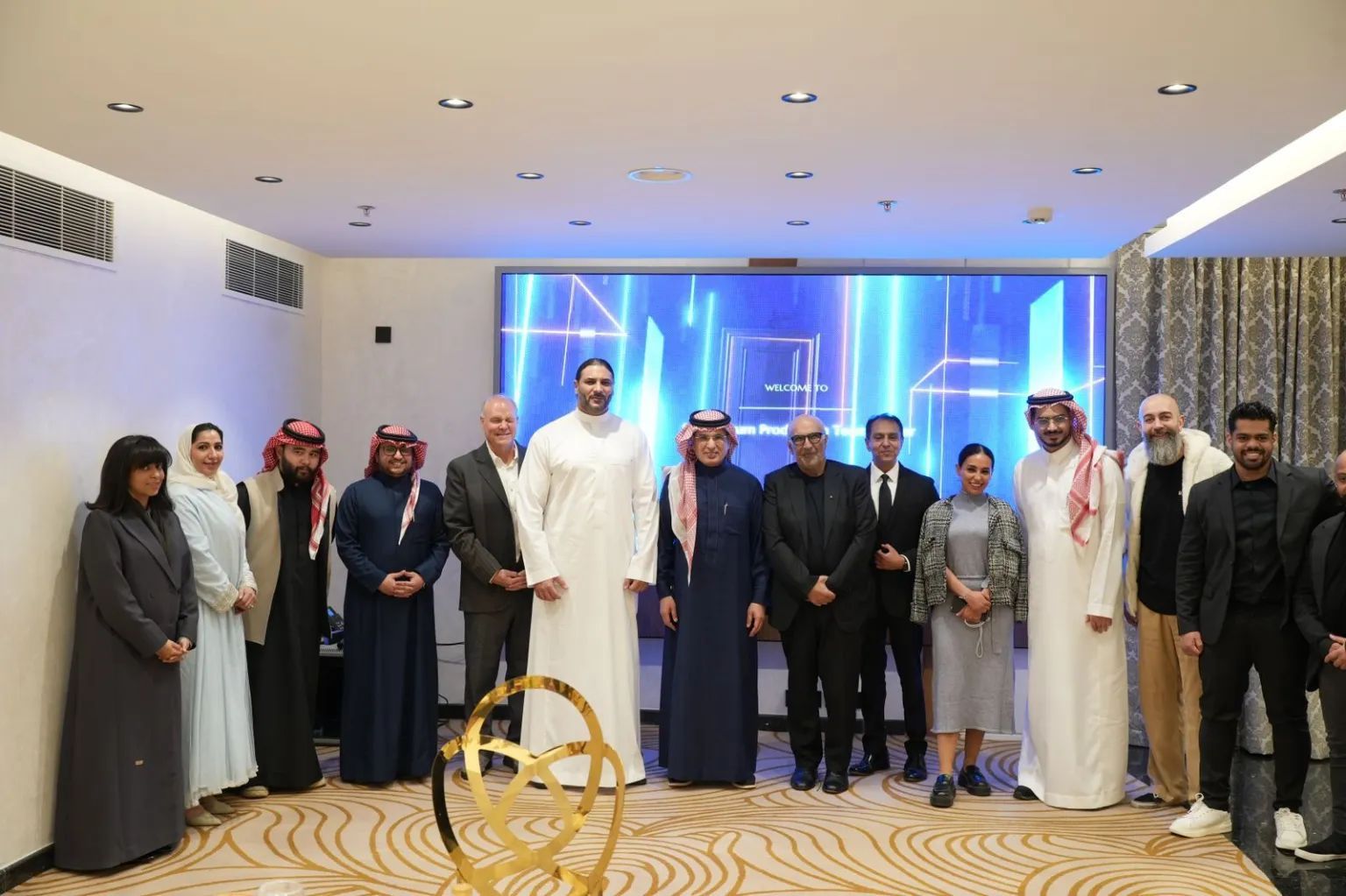 السعودية | برنامج “عُزوم” يتعاون مع المخرج العالمي الامريكي تيموثي بيكر