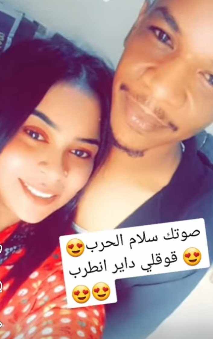 شاهد بالفيديو.. سوداني وزوجته يشعلان مواقع التواصل بلقطات رومانسية على أنغام أغنية الفنانة إنصاف فتحي (صوتك سلام الحرب والبينا ما بنخرب) وساخرون: (كيف تقولوا أب جيقة ما رومانسي)
