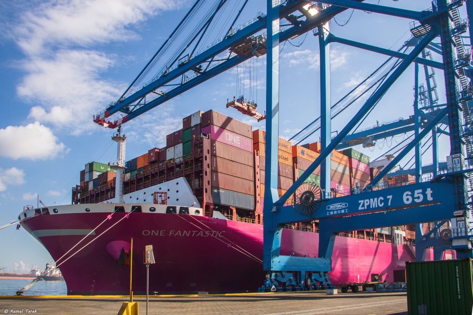 ميناء دمياط يستقبل سفينة حاويات عملاقة طولها 366 مترا