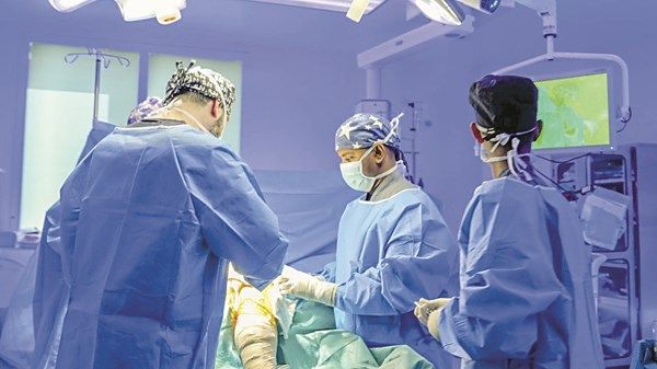 استبدال مفصل الورك بالكامل لأربعينية في أبوظبي