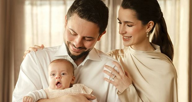 الأمير الحسين في صورة عائلية دافئة.. والأميرة الصغيرة إيمان تخطف القلوب