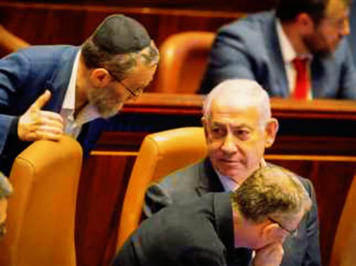 نتنياهو يعود إلى المستشفى بعد المساعدة في تمرير مشروع قانون مثير للانقسام