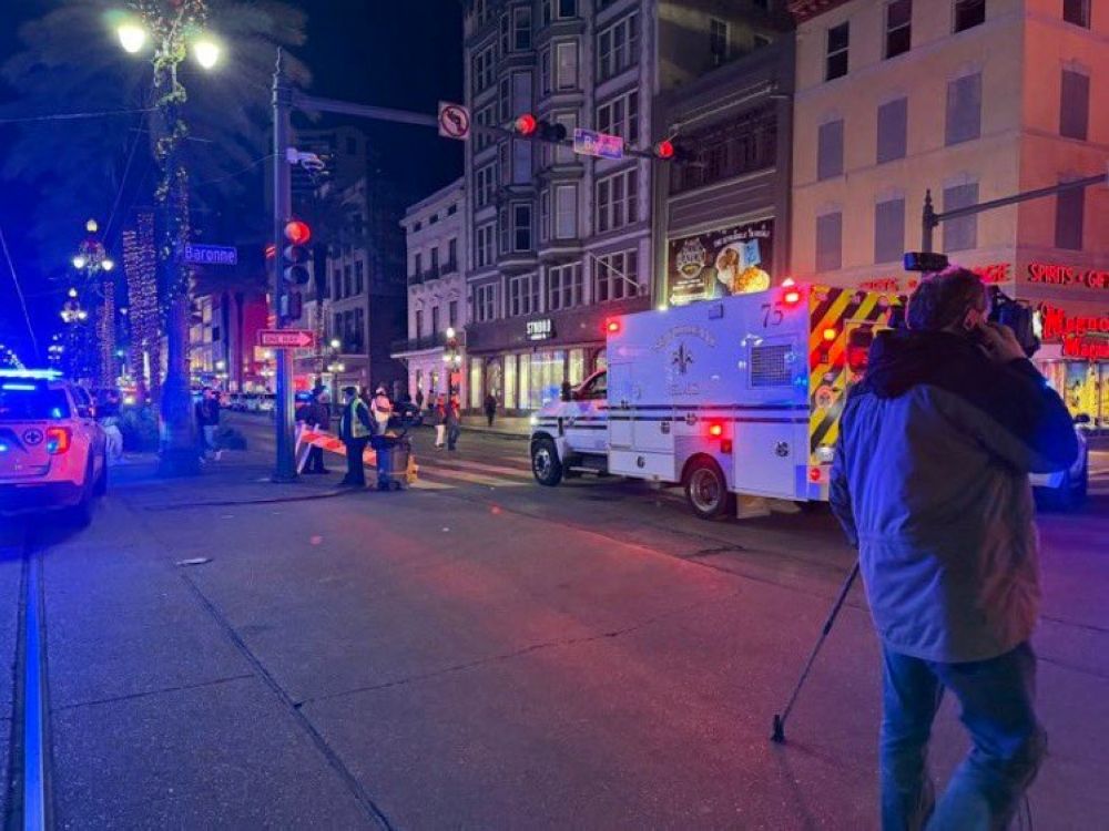 صور| مقتل 10 وإصابة نحو 30 في حادث دهس بـ"نيو أورليانز" الأمريكية​​​​​​​