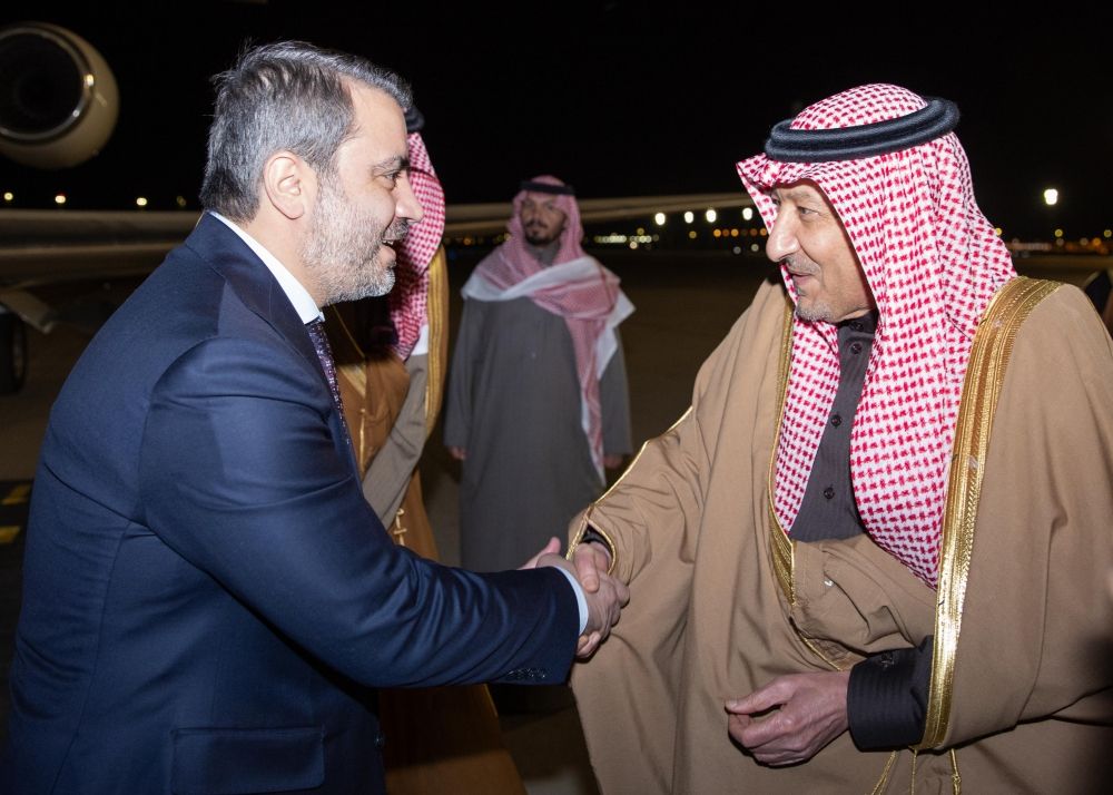الخريجي يستقبل وفدًا سوريًا رفيع المستوى لدى وصوله الرياض