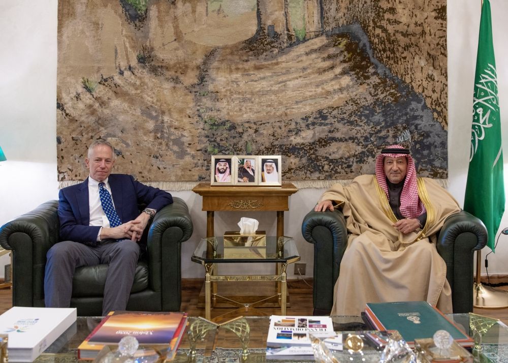 الخريجي يبحث تعزيز العلاقات مع السفير الأمريكي لدى المملكة