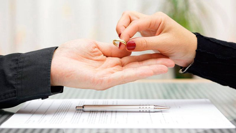 الامارات | أغرب أسباب الطلاق في مصر: أحدهم "مش بيستحمى" وآخر أعار الميكرويف لأمه و"زوج بيلعب بمناخيره"